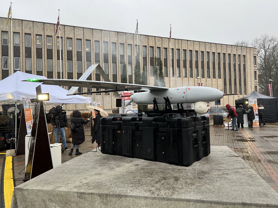 Выставка у Дома конгрессов в Риге, где показаны военные товары латвийского производства, на приобрет...