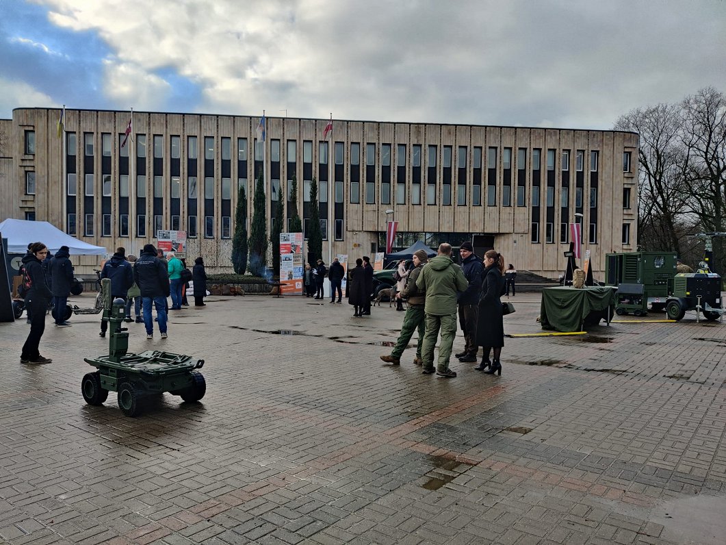 Pie Kongresu nama atklāj Latvijas militārās industrijas izstādi un Ziedot.lv kampaņu vietējo ražojum...