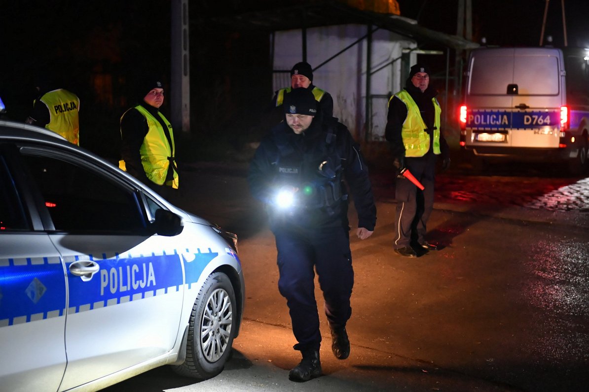 Polijas policistu patruļa Pševoduvas ciemā, kur otrdien raķetes sprādzienā nogalināti divi cilvēki