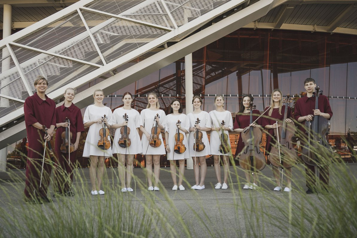 Ar lielu ticību sev. Liepājas skolēnu ansamblis «Amber Strings» uzvar Holivudā un koncertē Rīgā