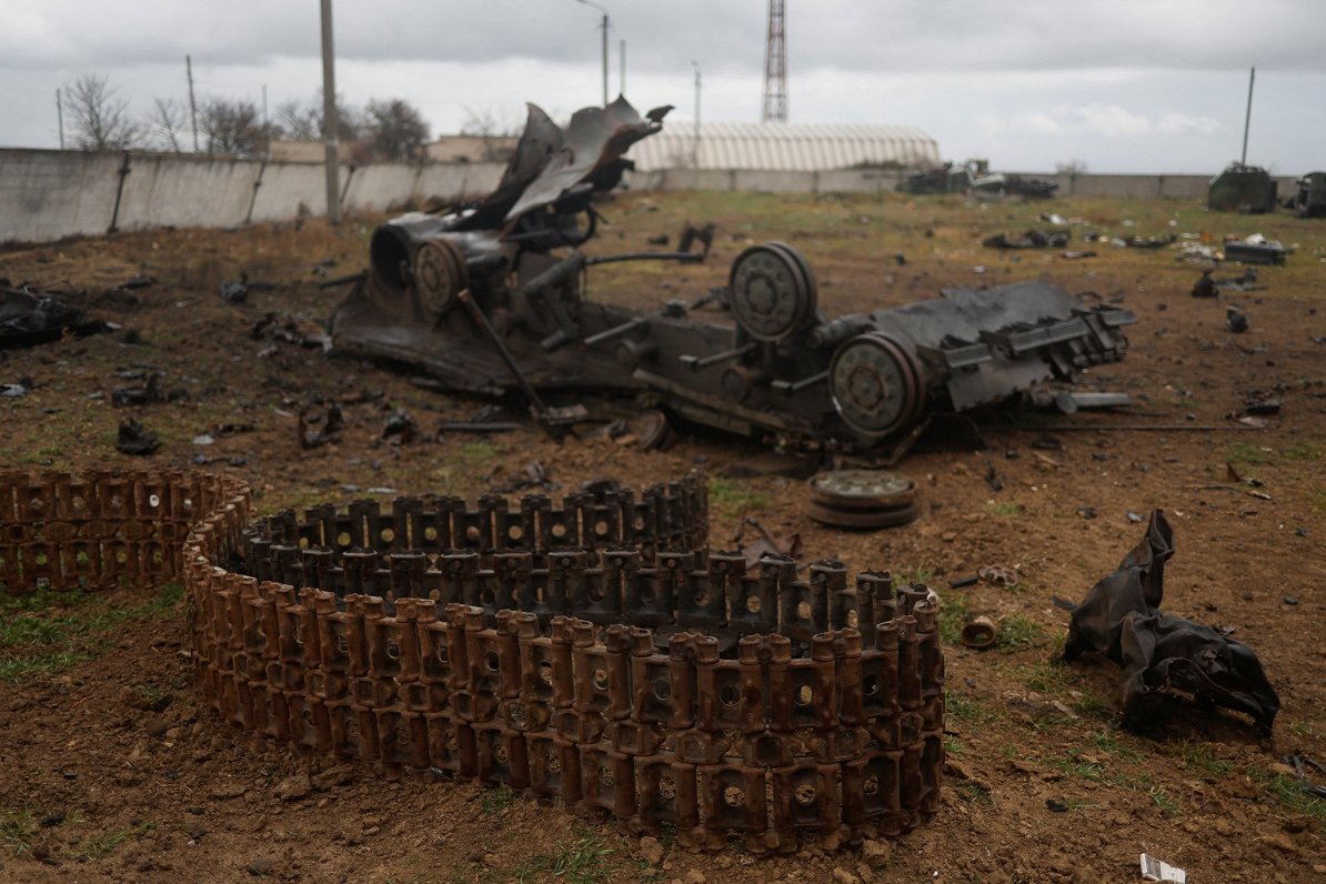 Iznīcināts Krievijas armijas tanks Hersonas lidostā