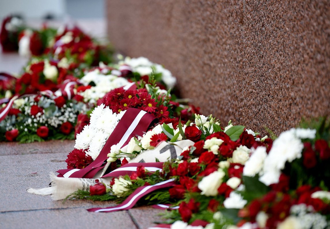 Ziedi pie Brīvības pieminekļa Latvijas proklamēšanas gadadienā.