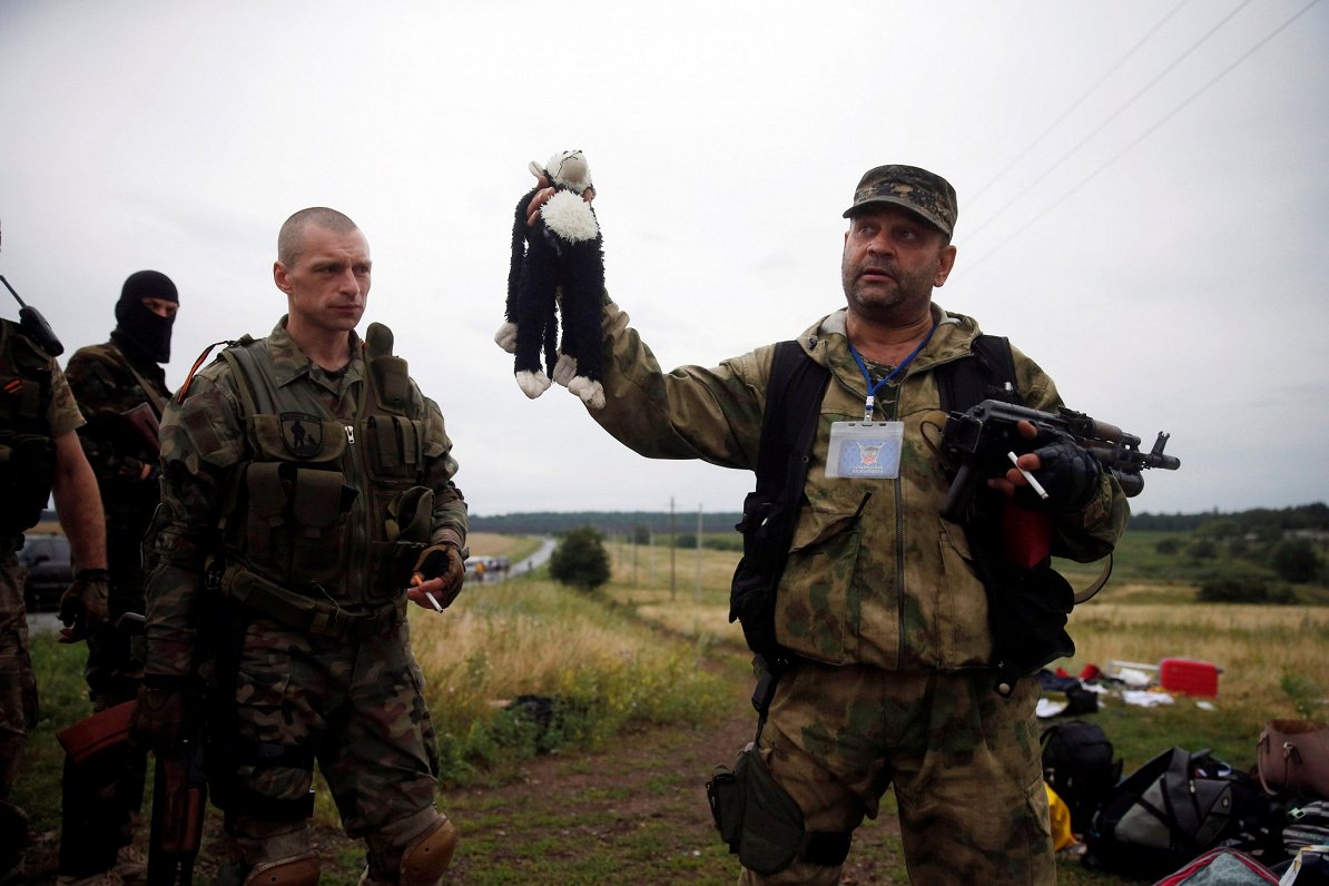 Krievijas atbalstītie kaujinieki pie &quot;MH17&quot; pasažieru lidmašīnas atlūzām 2014. gada jūlijā