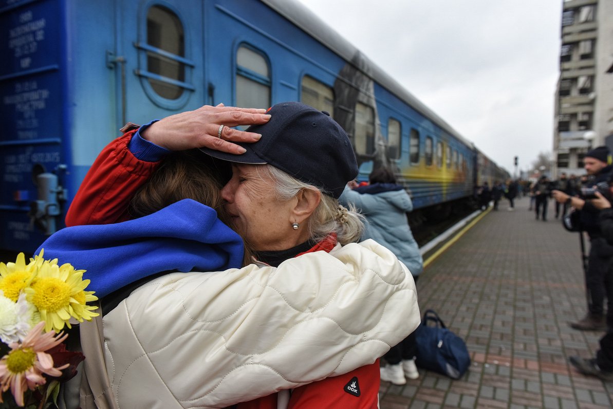 Ar uzvaras vilcienu no Kijivas uz Hersonu – atjauno dzelzceļa satiksmi no Ukrainas galvaspilsētas uz atbrīvoto pilsētu Dņepras krastā