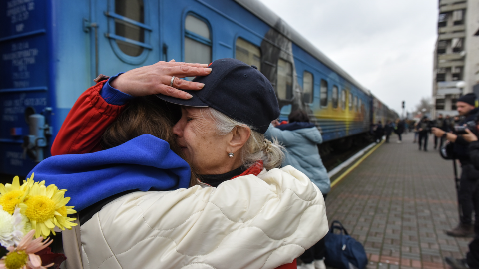Радостная встреча. В Херсон прибыл первый с 24 февраля поезд из Киева. 19.11.2022