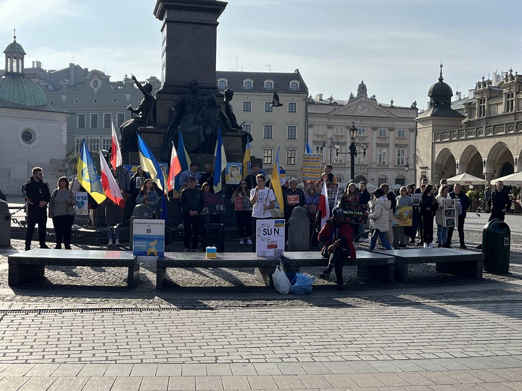 Mītiņš Ukrainas atbalstam Krakovas vecpilsētas centrālajā laukumā