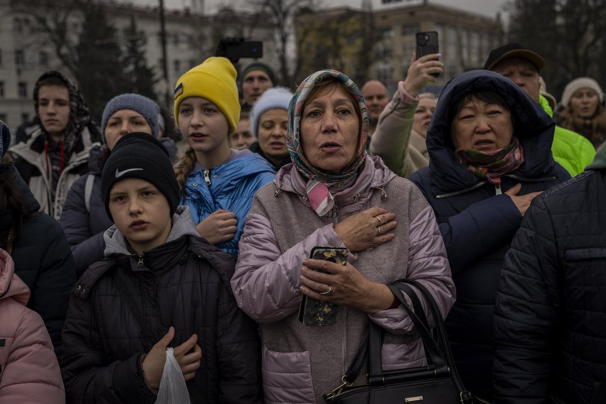 Nesen atbrīvotajā Hersonas pilsētā iedzīvotāji dzied Ukrainas himnu