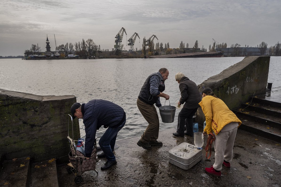 Ukrainas pilsētā Hersonā iedzīvotāji ņem ūdeni no Dņepras upes. Pilsētā pēc Krievijas okupācijas spē...