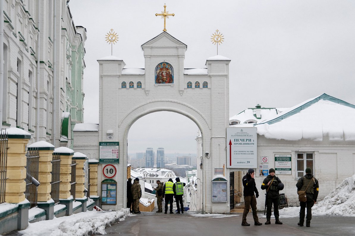 Ukrainas drošības dienesti ieradušies veikt pārbaudi Kijivas Pečeru klosterī