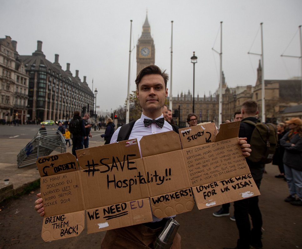 Britu viesmīlības nozares darbinieku protesta akcija pie Lielbritānijas parlamenta ēkas Londonā. Akc...