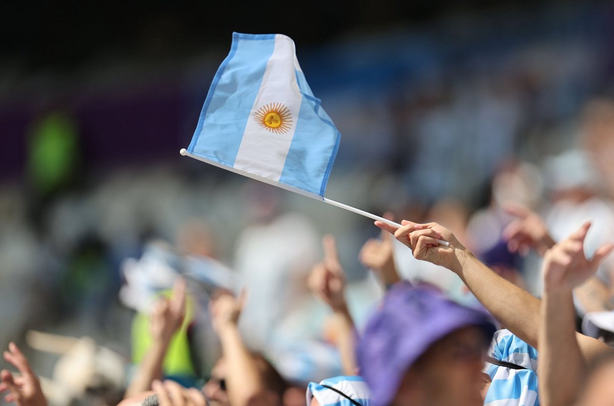 Argentīnas karogs stadiona tribīnēs Pasaules kausa spēlē pret Saūda Arābiju