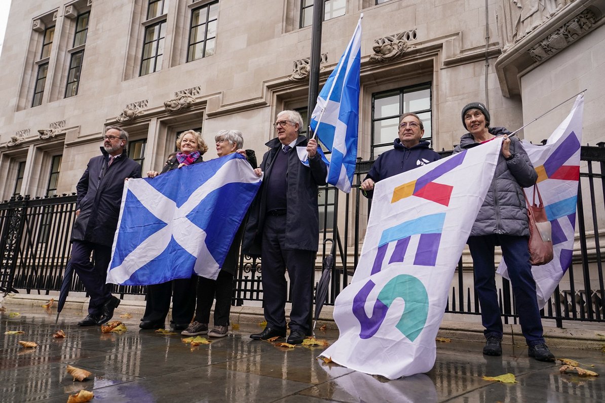 Protestētāji ar Skotijas karogiem pie Lielbritānijas augstākās tiesas ēkas. 2022. gada 23. novembris...