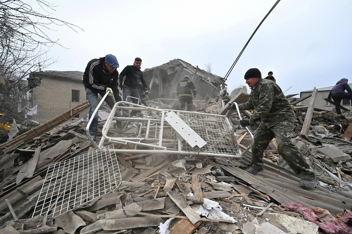 Zaporižjas apgabalā tiek novāktas dzemdību nama drupas pēc Krievijas raķetes trieciena