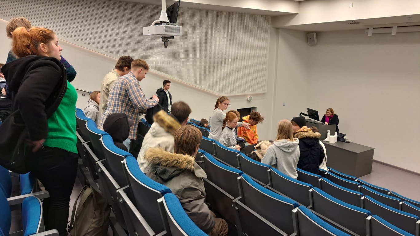 Kuldīgas jaunieši apgūst fiziku un ķīmiju Rīgā