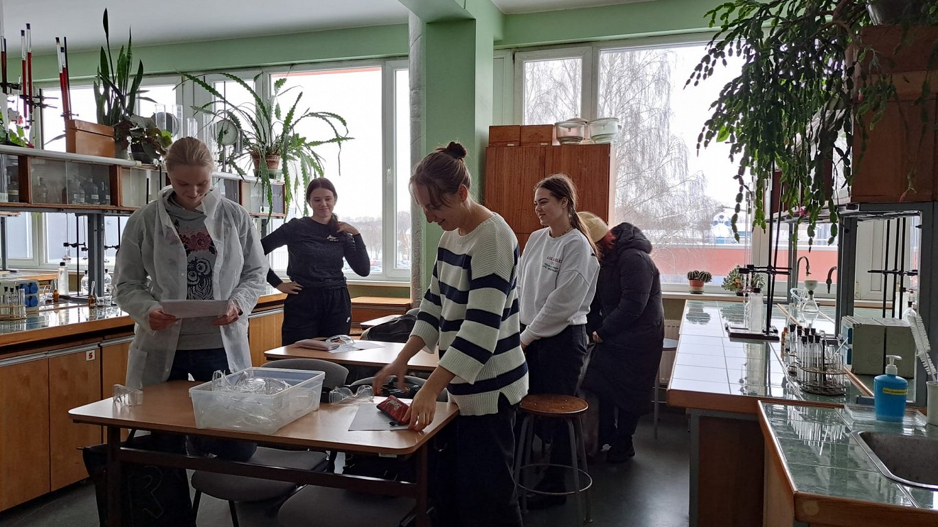 Kuldīgas jaunieši apgūst fiziku un ķīmiju Rīgā
