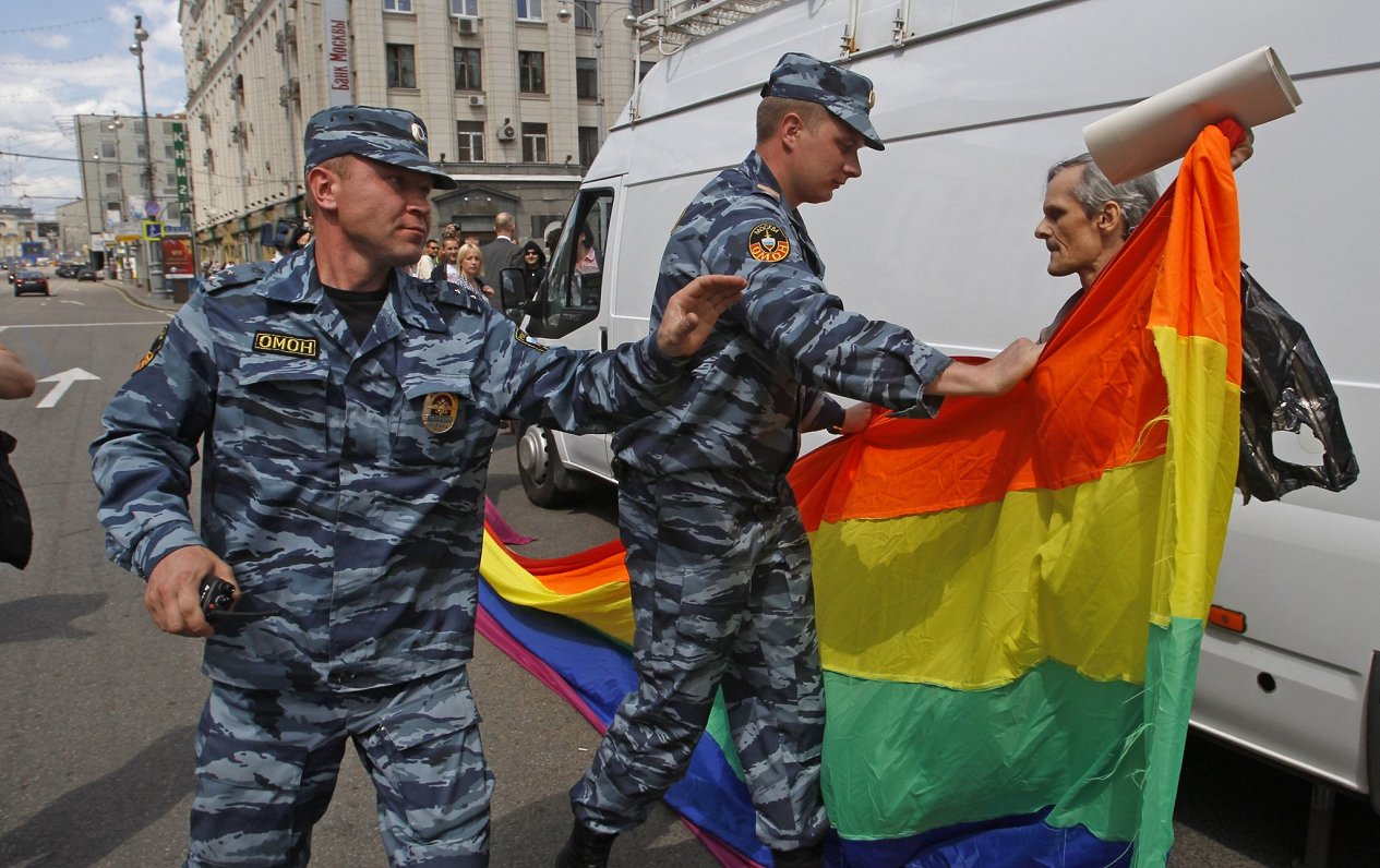 Krievijas policija aiztur LGBT tiesību aktīvistu