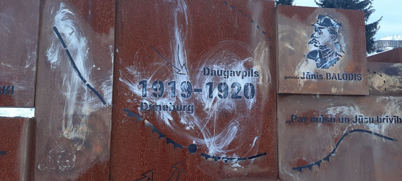Vandāļu apķēpātais piemineklis Daugavpilī
