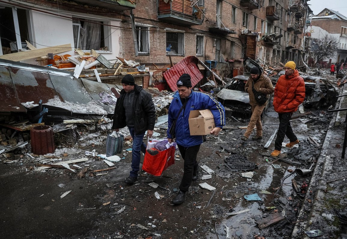 Жильцы разрушенного в Вышгороде дома спасают свои вещи. 24.11.2022