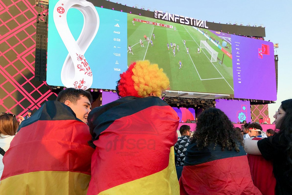 Vācijas līdzjutēji Dohā skatās izlases futbola spēli Pasaules kausā