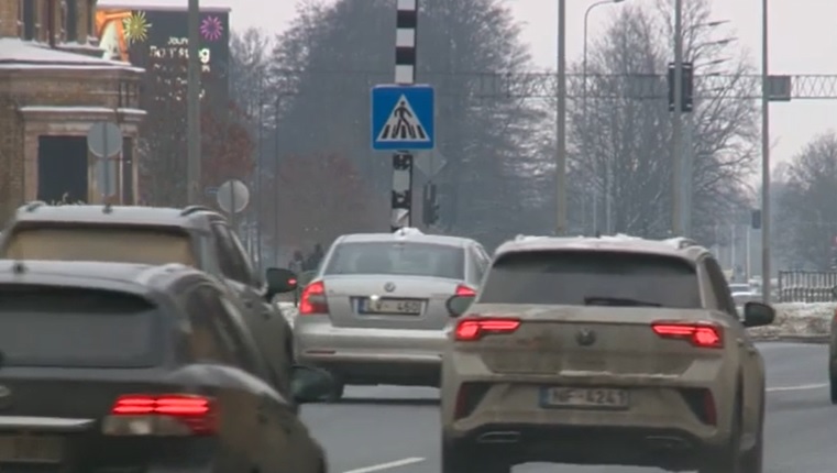 Eksperti: Autovadītājiem jāpārslēdz domāšana uz ziemas režīmu