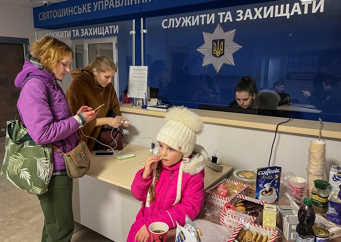 Kijivas policijas iecirknī sešgadīgā Sofija mielojas ar cepumiem un tēju. Iedzīvotājus, kas palikuši...