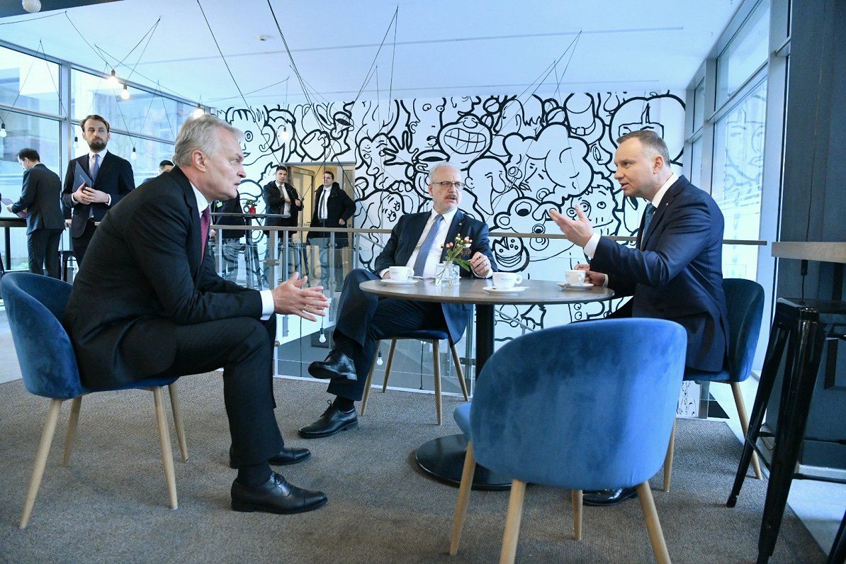 Latvijas prezidents Egils Levits ar Lietuvas prezidentu Gitanu Nausēdu (no kreisās) un Polijas prezi...