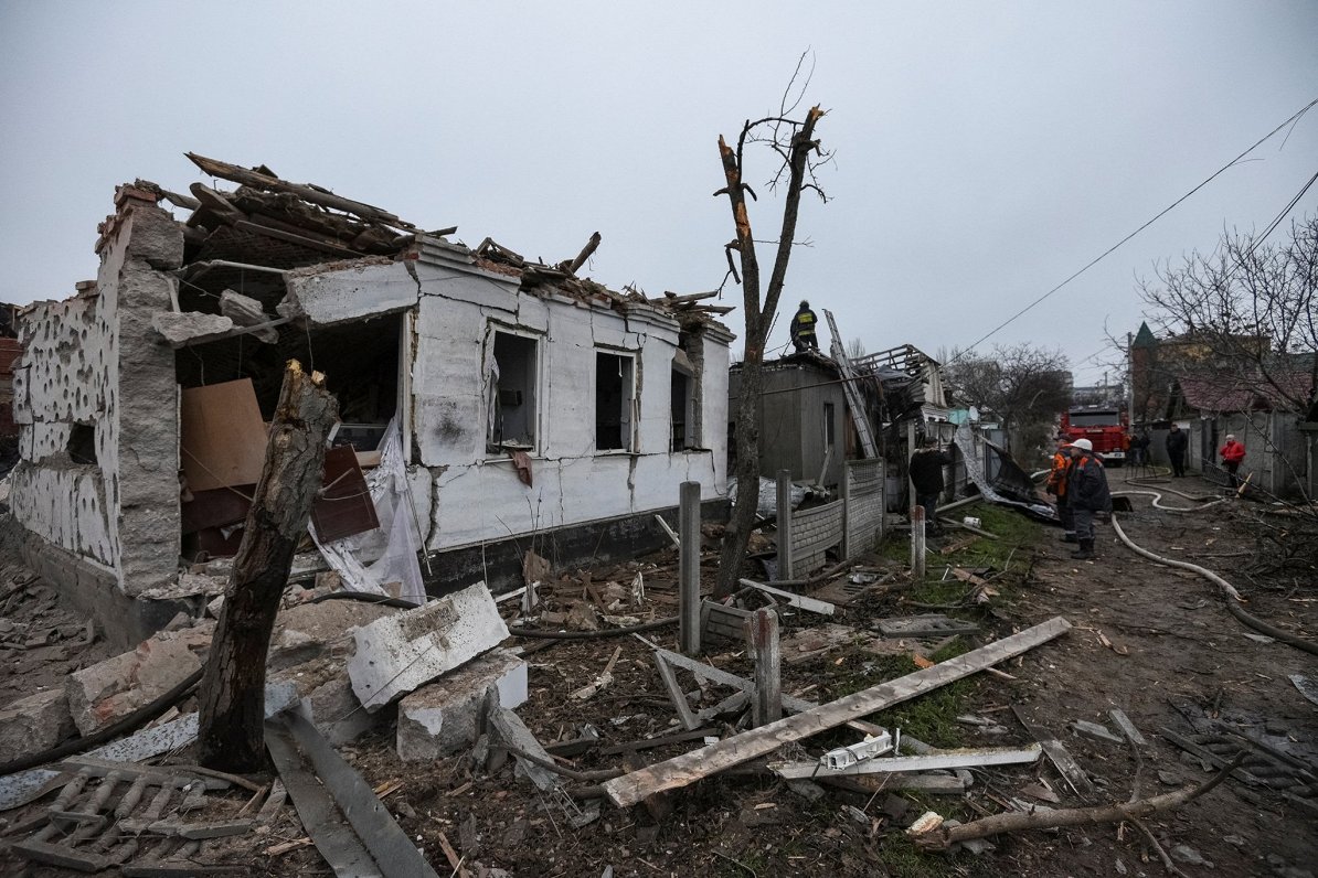 Разрушенный обстрелом дом и спасатели. Украина, Днепр. 26.11.2022