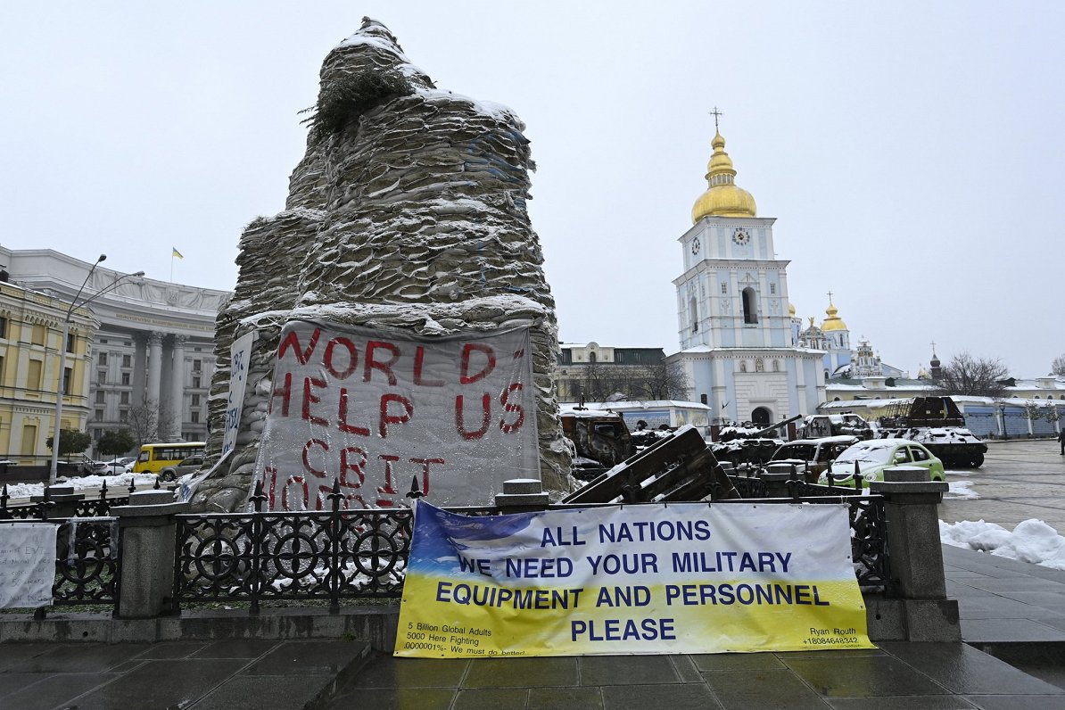 Ukrainas galvaspilsētā Kijivā viens no pieminekļiem apsegts ar smilšu maisiem, lai pasargātu no Krie...