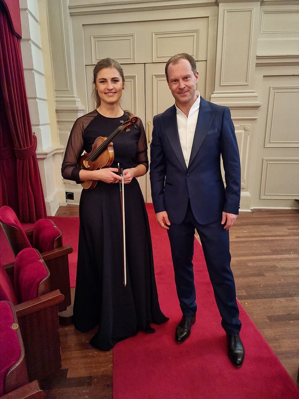 &quot;Sinfonietta Rīga&quot; koncertmeistare Marta Spārniņa un Aleksejs Ogrinčuks pēc koncerta Amste...