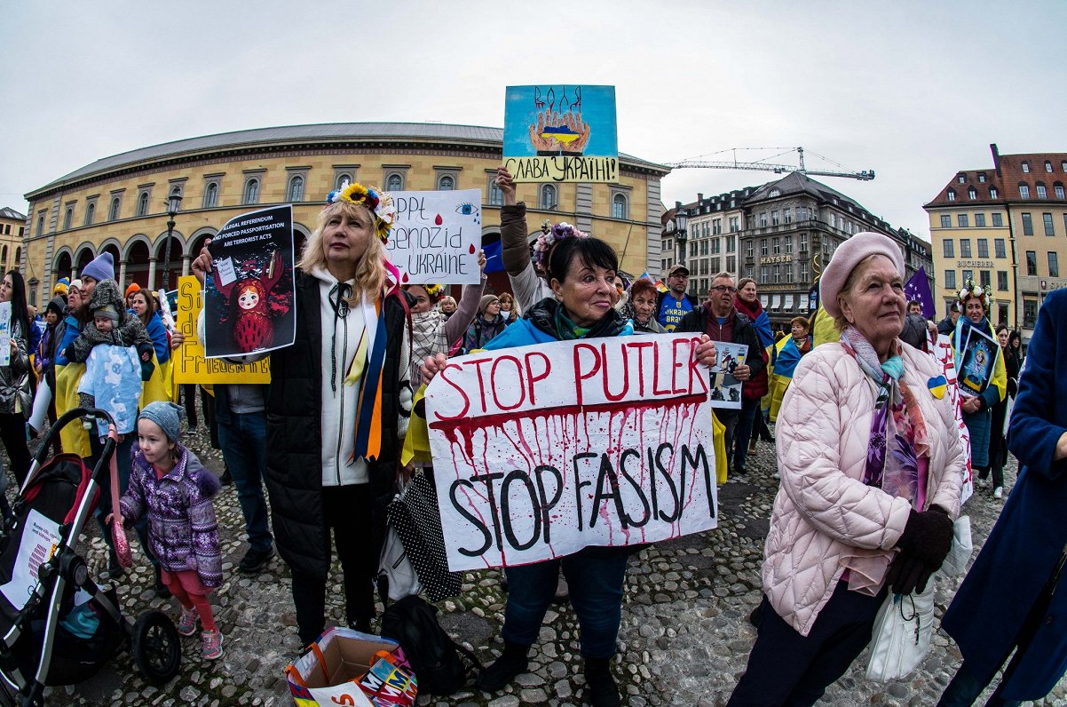 Ukrainas atbalstītāju mītiņš Vācijas pilsētā Minhenē