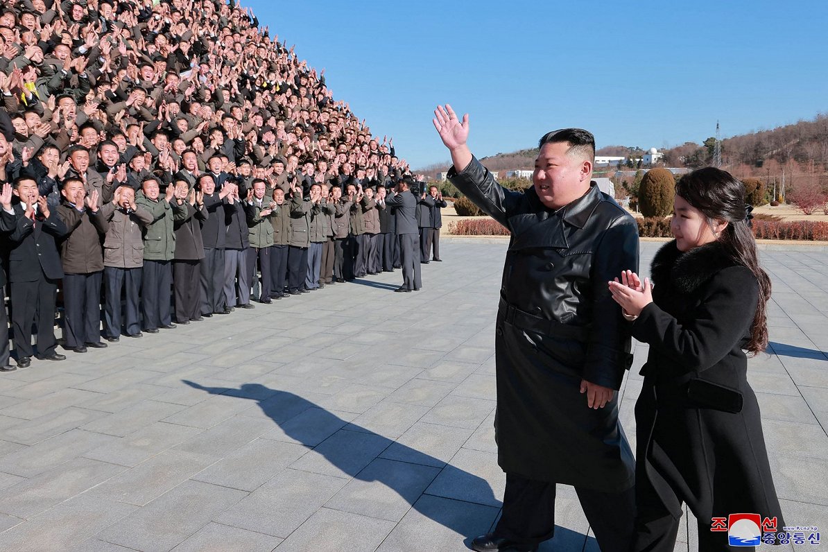 Ziemeļkorejas vadonis Kims Čenuns ar meitu tiekas ar Ziemeļkorejas raķešu programmas darbiniekiem