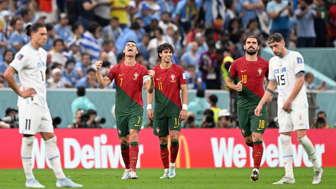 Portugāļi pārspēj Urugvajas futbolistus, sasniedz Pasaules kausa astotdaļfinālu. Spilgtākie mirkļi