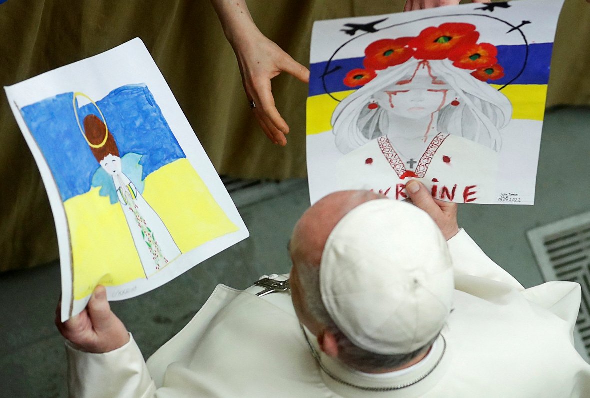Pāvests Francisks ar bērnu zīmējumiem par karu Ukrainā