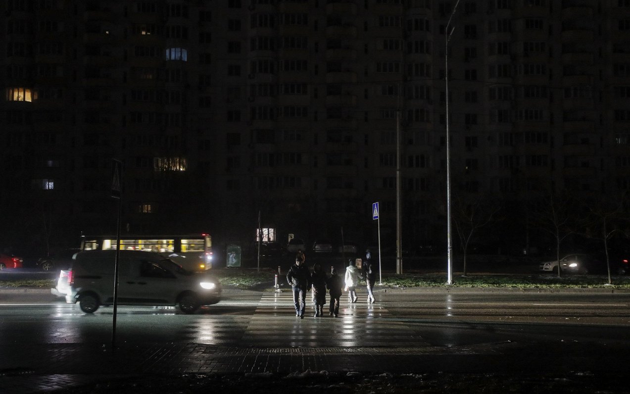 Tumsā ielīgusi iela Ukrainas galvaspilsētā Kijivā