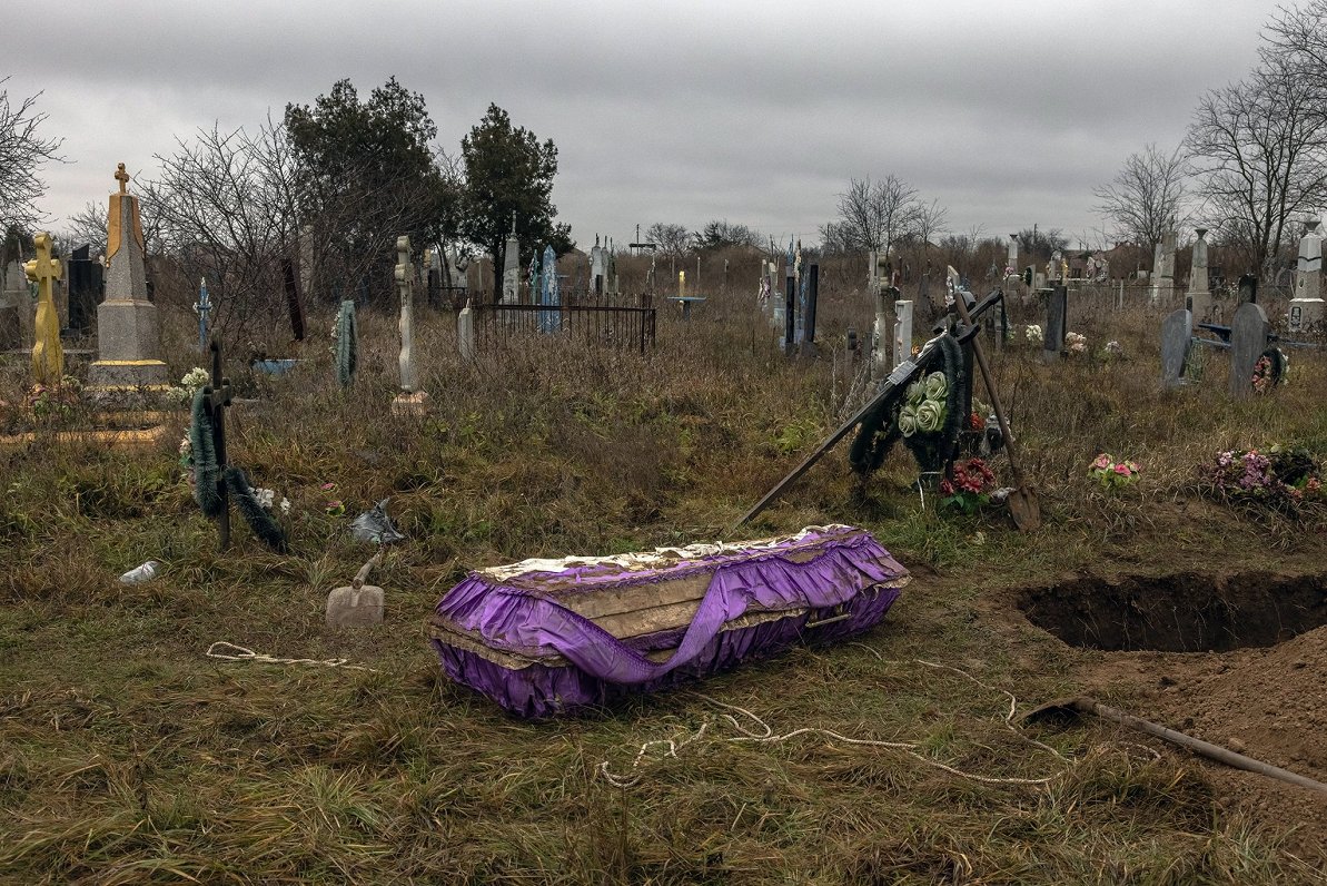 Iespējami noslepkavotas 15-gadīgas meitenes mirstīgo atlieku ekshumācija kādā Hersonas reģiona kapsē...