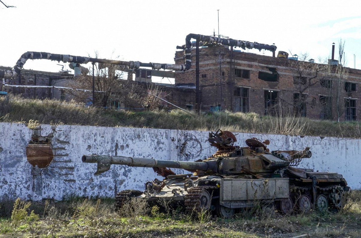 Разбитый танк у разрушенной «Азовстали». Украина, Мариуполь, оккупированная часть Донецкой области....