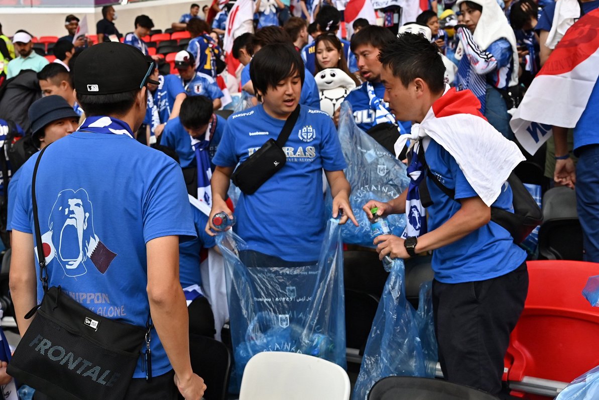 Sakopt vidi sev apkārt, nevis piedrazot. Japāņu fani gūst ievērību Pasaules kausa stadionos