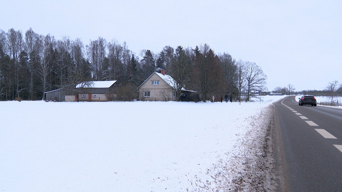 Veloceliņa izbūve Cēsu pusē atklāj, ka īpašnieka zeme tagad pieder pašvaldībai