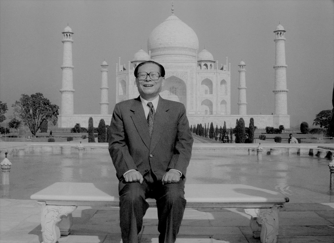 Ķīnas līderis Dzjans Dzemiņs vizītes laikā Indijā pie Tadžmahāla mauzoleja