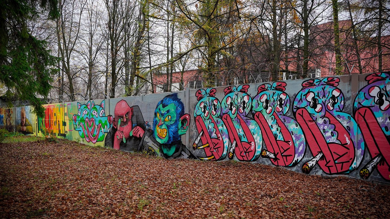 Grafiti siena Sarkandaugavā