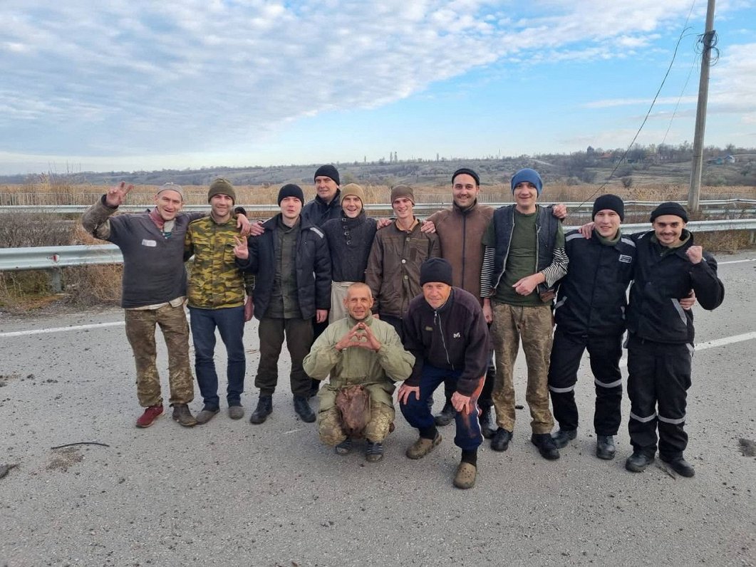Ukrainas karavīri, kas atbrīvoti no Krievijas gūsta