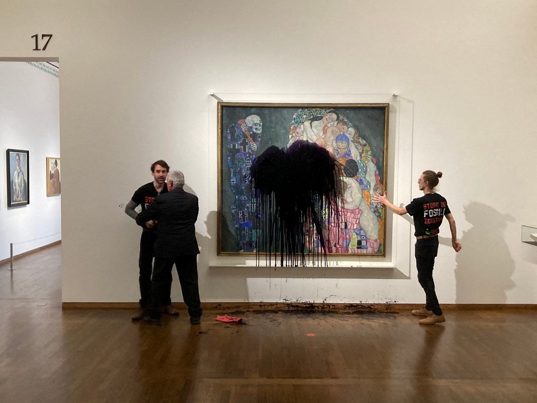 Klimata aktīvisti apķēpājuši Gustava Klimta gleznu vienā no Vīnes muzejiem