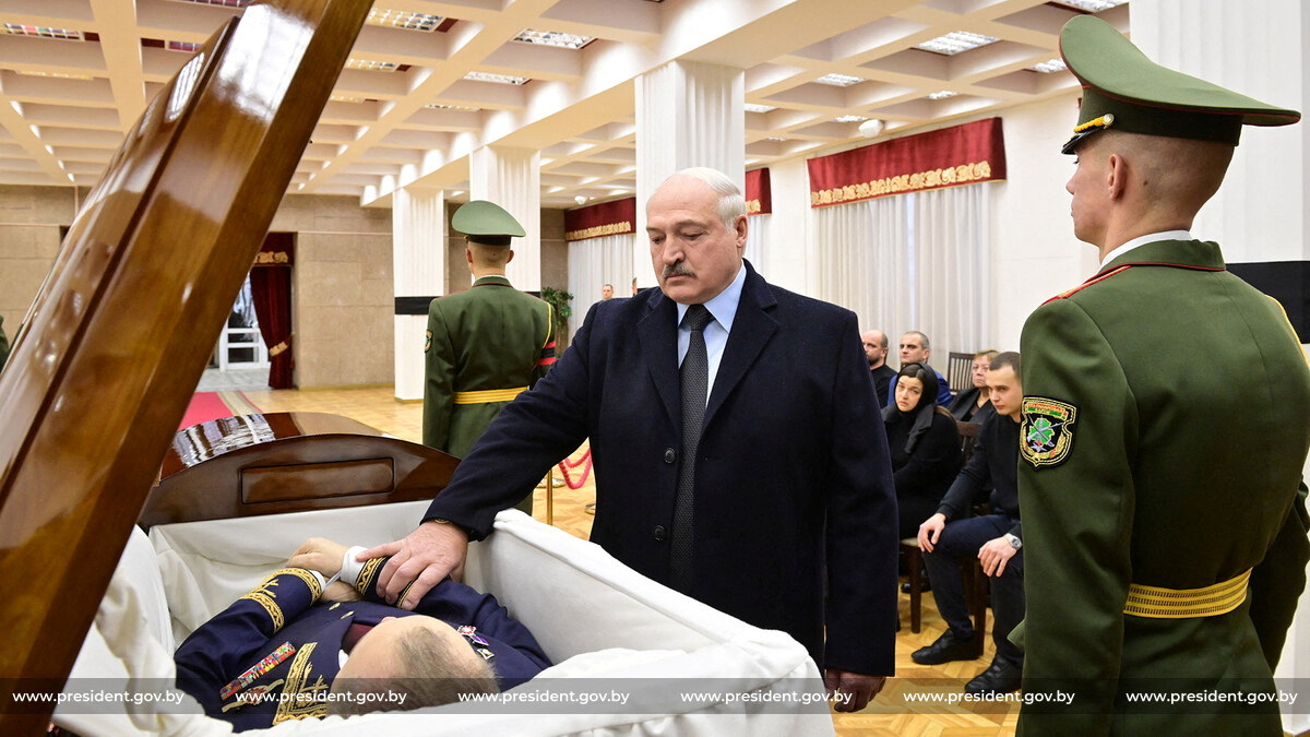 Baltkrievijas vadonis Aleksandrs Lukašenko pēkšņi mirušā ārlietu ministra Vladimira Makeja bēru cere...