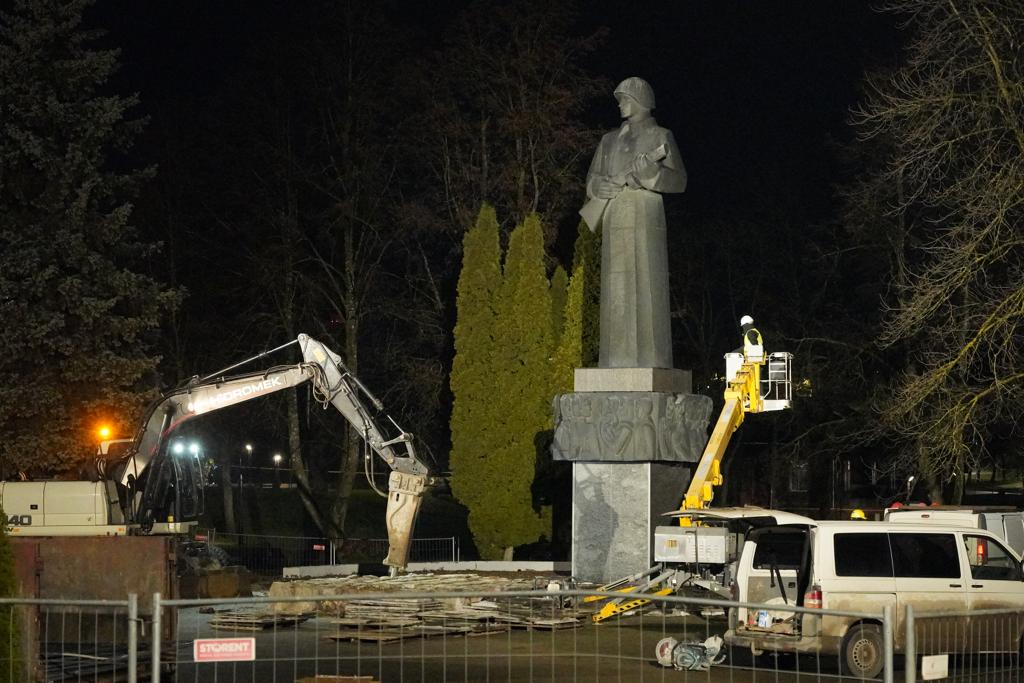 РФ объявила экс-министра экономики Латвии в розыск — за снос советских памятников