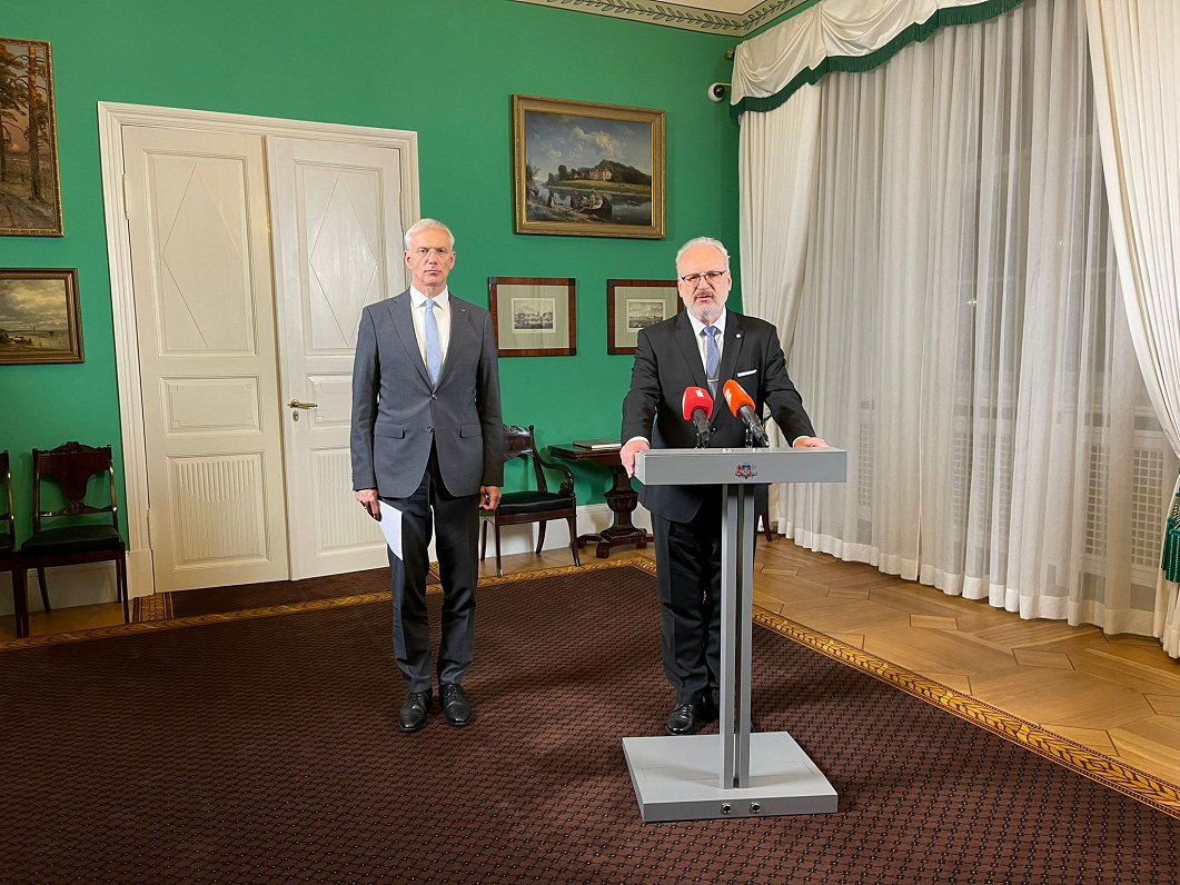 Президент Эгил Левитс (справа) после встречи с лидером «Нового единства» Кришьянисом Кариньшем