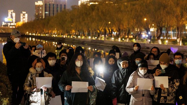 Ķīnā protestē pret Covid-19 ierobežojumiem