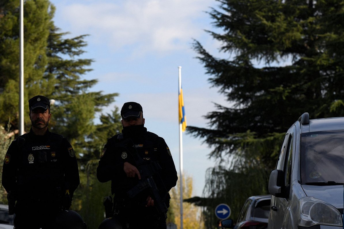 Spānijas policisti pie Ukrainas vēstniecības pēc vēstuļbumbas sprādziena, Madride, 30.11.2022.