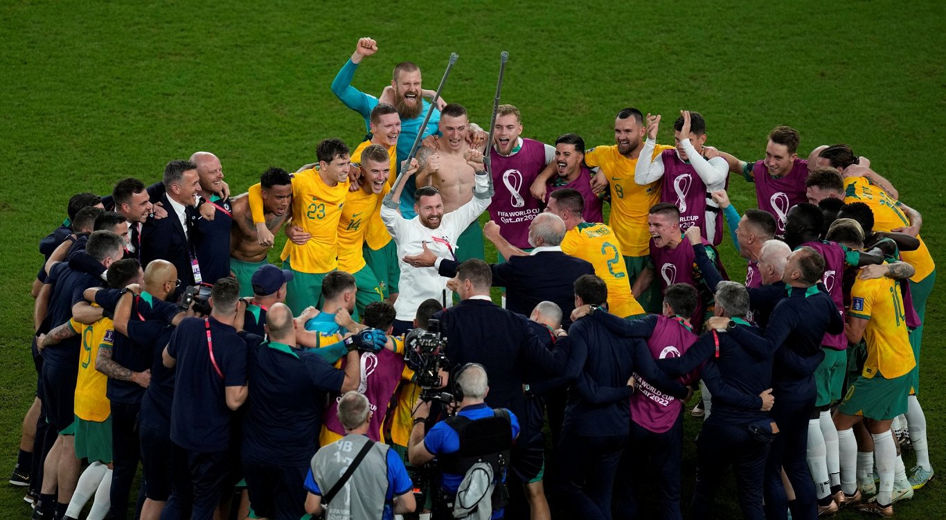 Austrālijas futbola valstsvienība līksmo par uzvaru pār Dāniju