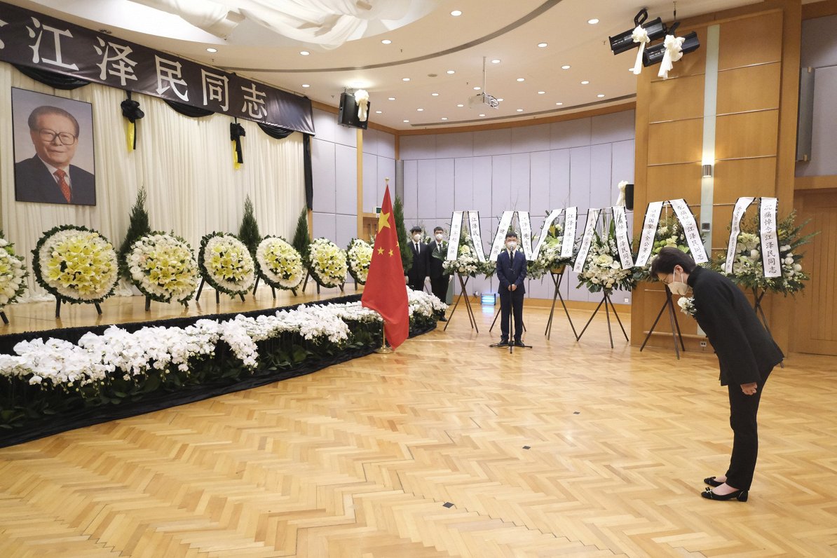 Honkongā vietējās amatpersonas godina mirušā Ķīnas prezidenta Dzjana Dzemiņa piemiņu. Tieši viņa val...