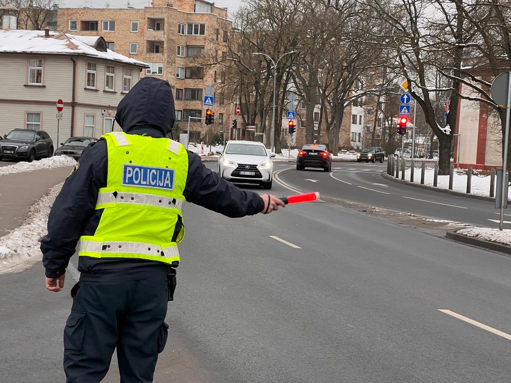Policija reidā pārbauda ziemas riepas
